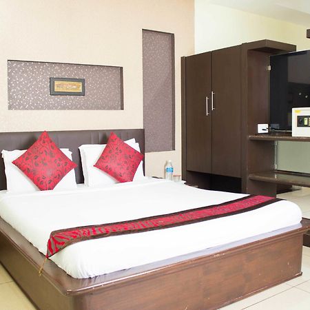 Hotel Oyo 4895 Abi Krishna Pondicherry Esterno foto
